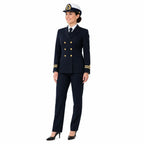 Mulher oficial em uniforme azul-marinho, jaqueta com botões dourados e chapéu branco com insígnia