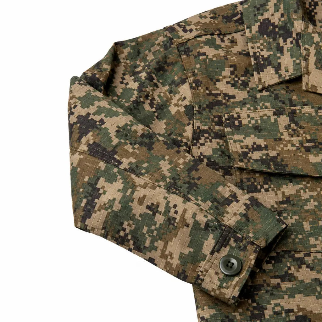 Farda Multipropósito camuflada pixelada: close da camisa com colarinho e punho