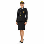 Mulher em uniforme preto formal com blazer e boné preto com faixa branca sorrindo