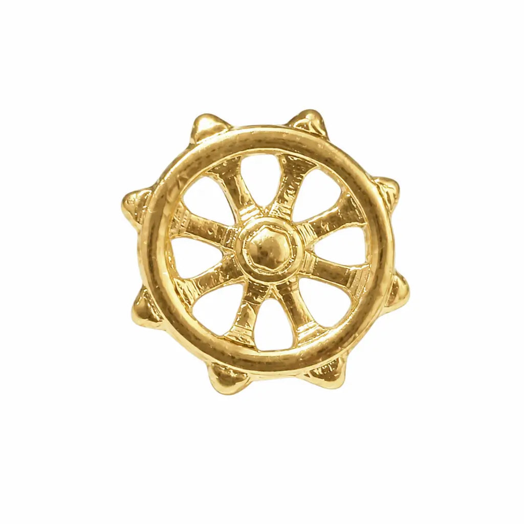 Broche dourado em formato de roda de leme com raios