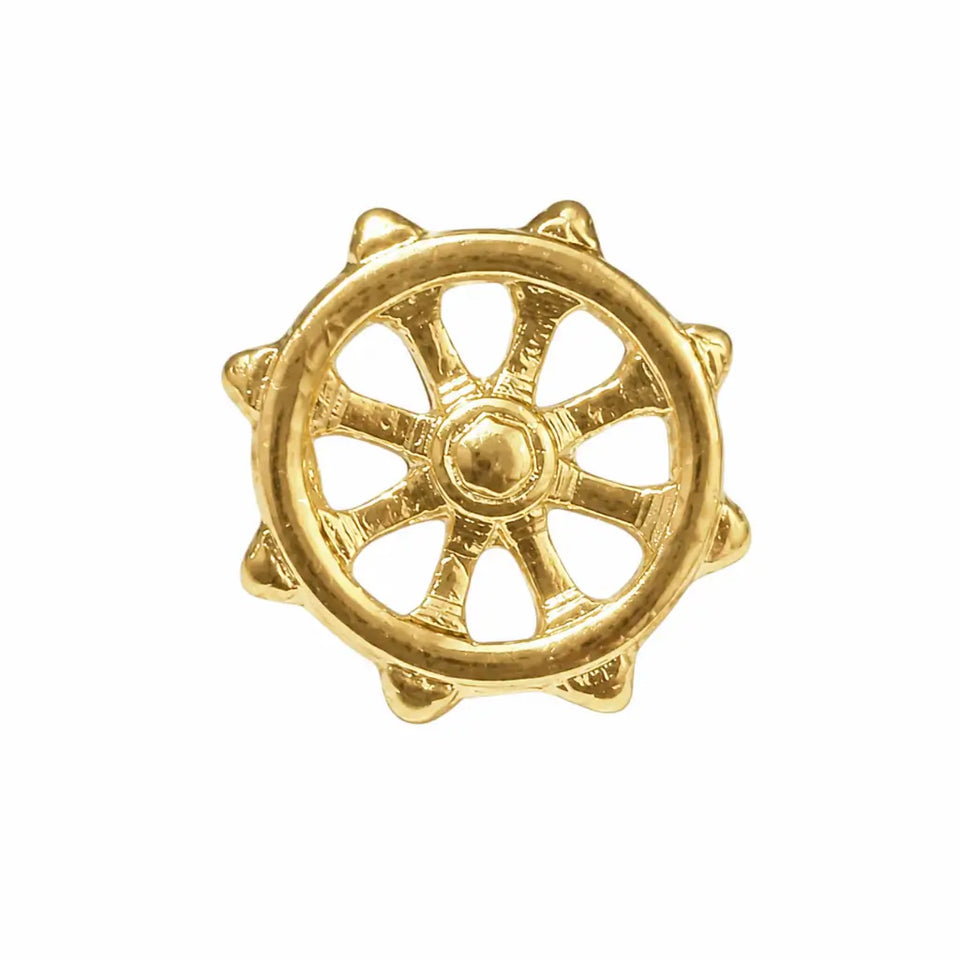 Broche dourado em formato de roda de leme com raios