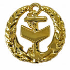 Emblema dourado circular com âncora central envolta por folhas de louro