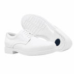 Par de sapatos brancos com cadarços, visual clássico