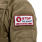 Patch retangular branco com borda vermelha e STOP THE BLEED e SAVE A LIFE