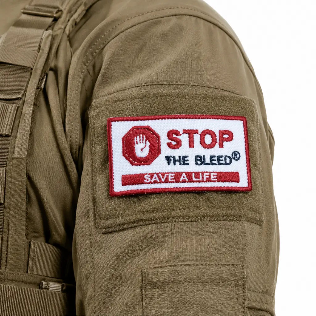 Patch retangular branco com borda vermelha e STOP THE BLEED e SAVE A LIFE