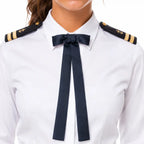 Uniforme militar com gravata borboleta preta, epauletas douradas e âncora.
