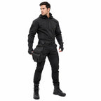 Homem com traje tático preto usando Bornal Preto Grande Bolso Duplo Externo lateral com zíperes