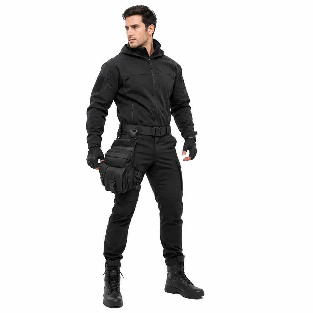 Homem com traje tático preto usando Bornal Preto Grande Bolso Duplo Externo lateral com zíperes