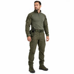 Homem em uniforme tático verde com cinto e porta-objeto