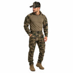 Gorro Multproposito Padrão: homem em uniforme oliva usando boné camuflado integrado ao look