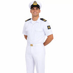 Jovem em uniforme naval branco, mãos atrás das costas, sorriso confiante