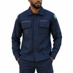 Homem em uniforme azul marinho com dois bolsos, patch e emblema Brasil na manga