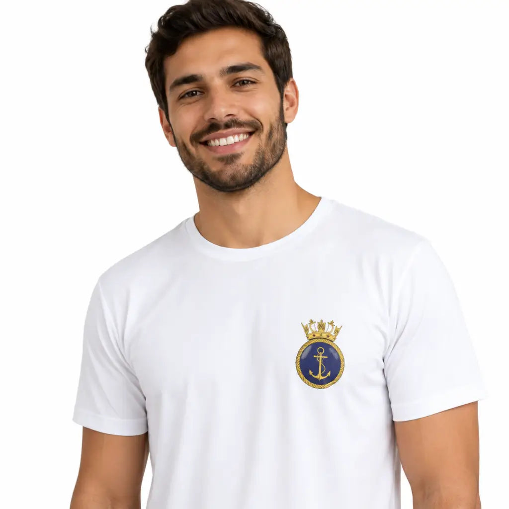 Homem sorridente com Camisa Dryfit Branca Sublimada Marinha emblema azul de âncora e coroa
