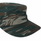 Boné boonie camuflado verde, marrom, com aba larga.