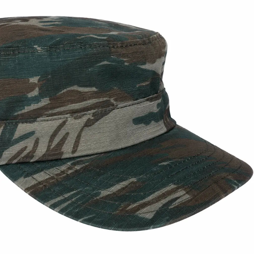 Boné boonie camuflado verde, marrom, com aba larga.