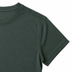 Camiseta Poliéster Verde Militar em close, gola redonda e mangas curtas