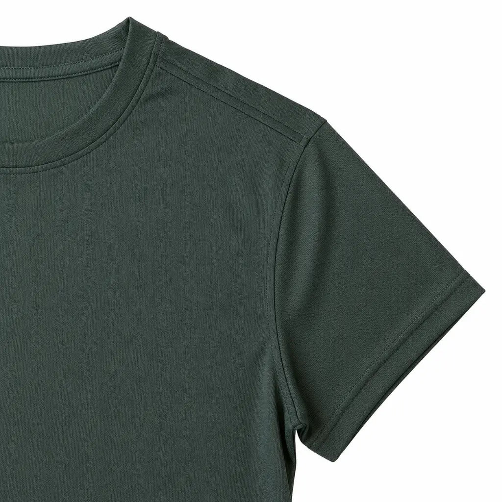 Camiseta Poliéster Verde Militar em close, gola redonda e mangas curtas