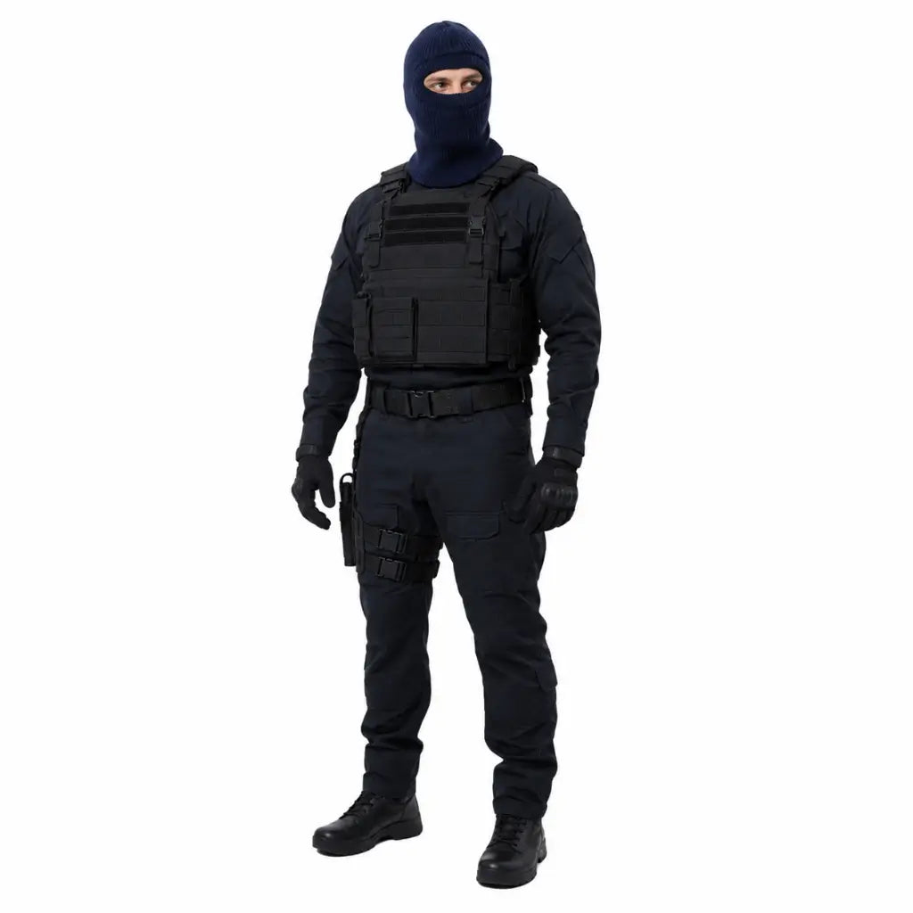Homem em traje tático negro usando balaclava, colete e arma na cintura