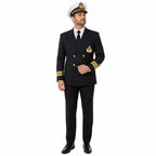 Homem em uniforme naval preto com chapéu branco e dois emblemas dourados
