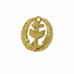 Emblema dourado com âncora central cercada por coroa de folhas.