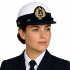Mulher em uniforme naval com boné branco e emblema dourado com âncora