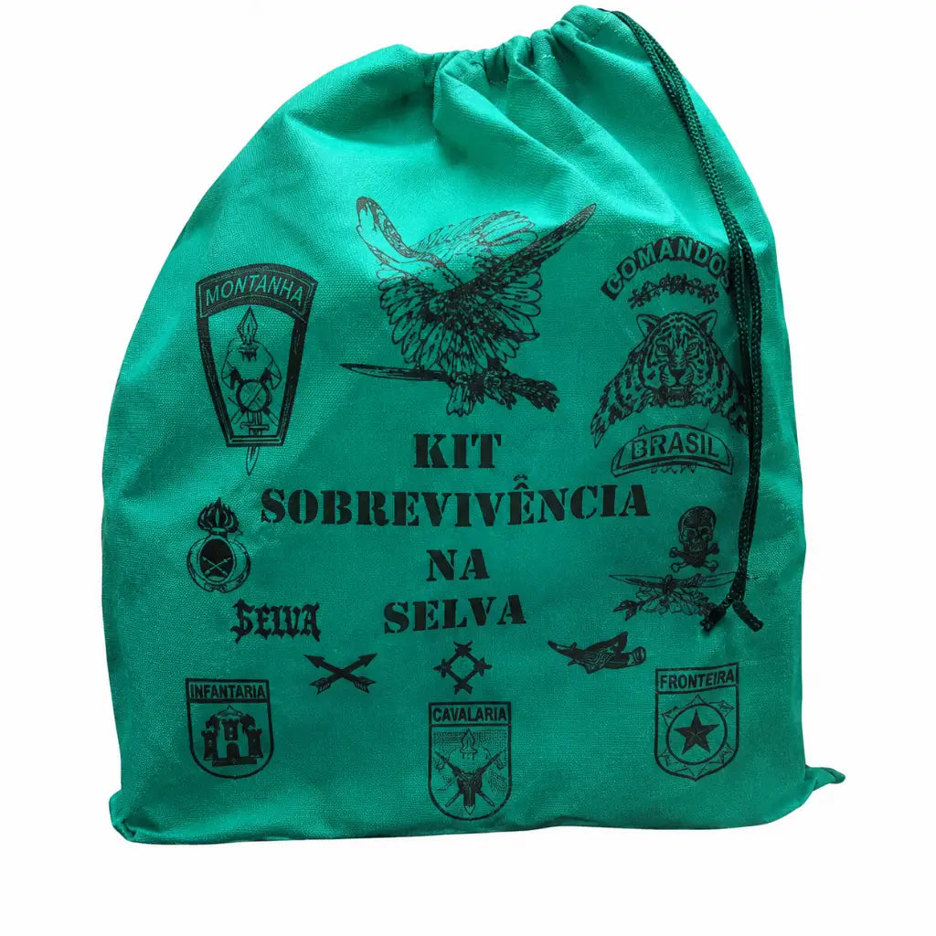 Saco verde arredondado com emblemas militares ao redor do kit de sobrevivência na selva.