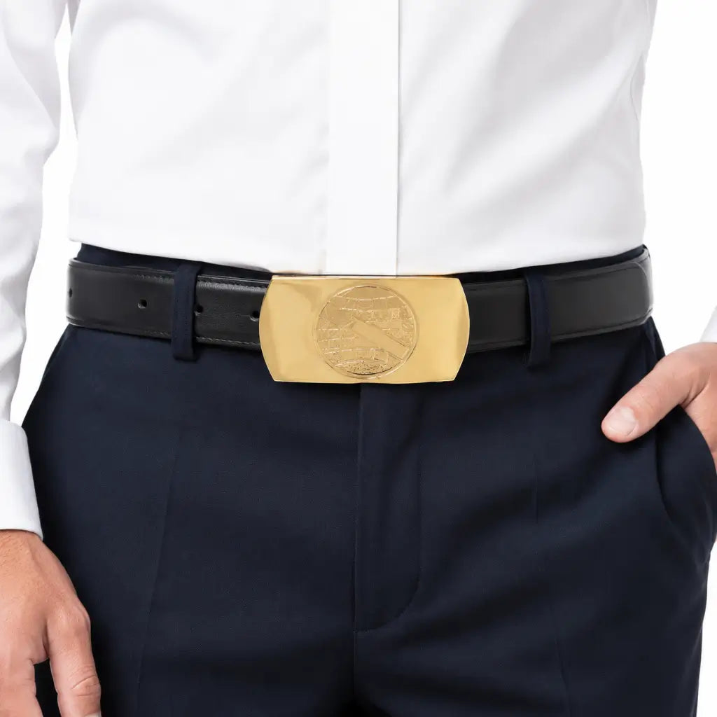 Homem com camisa branca e cinto preto com Fivela Latão Dourada Engenharia Naval dourada