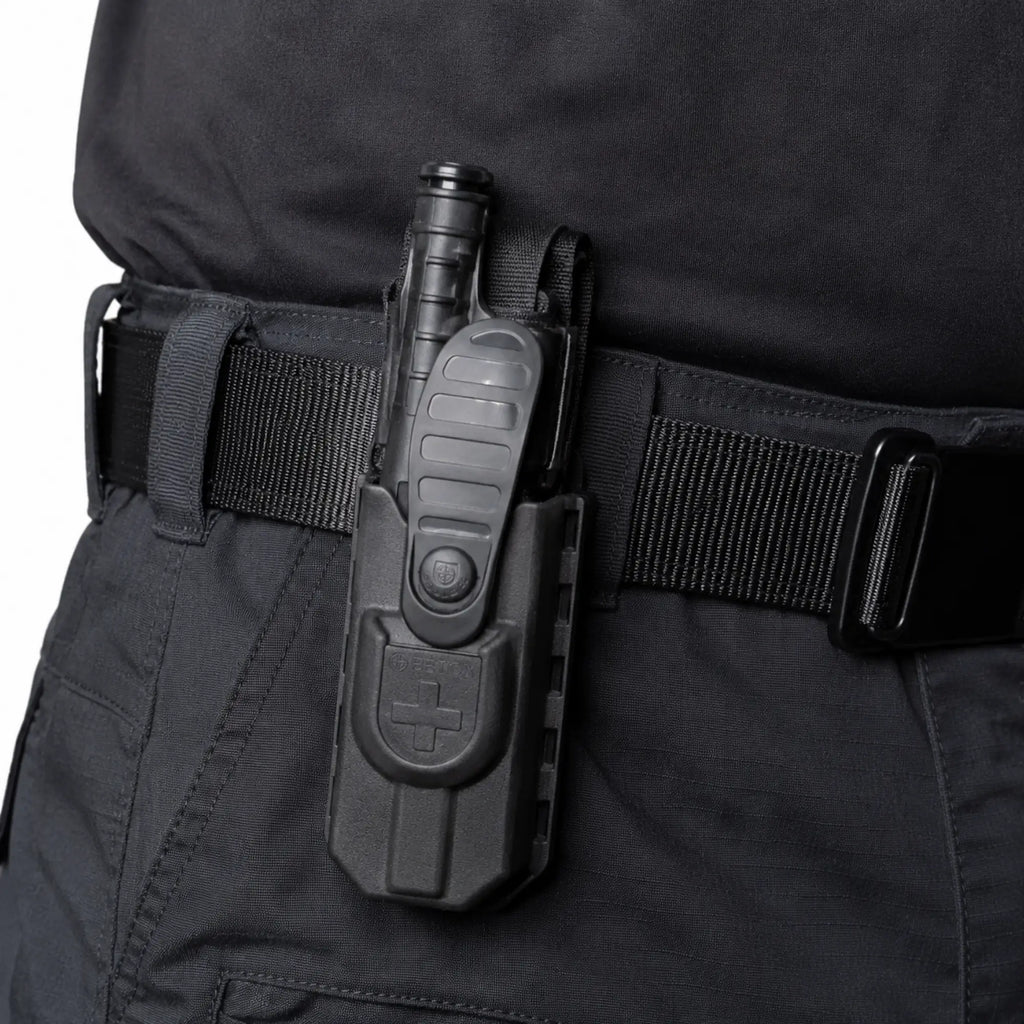 Belica porta torniquete passador preto em suporte no cinto, visão lateral do uniforme tático