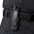 Belica porta torniquete passador preto em suporte no cinto, visão lateral do uniforme tático