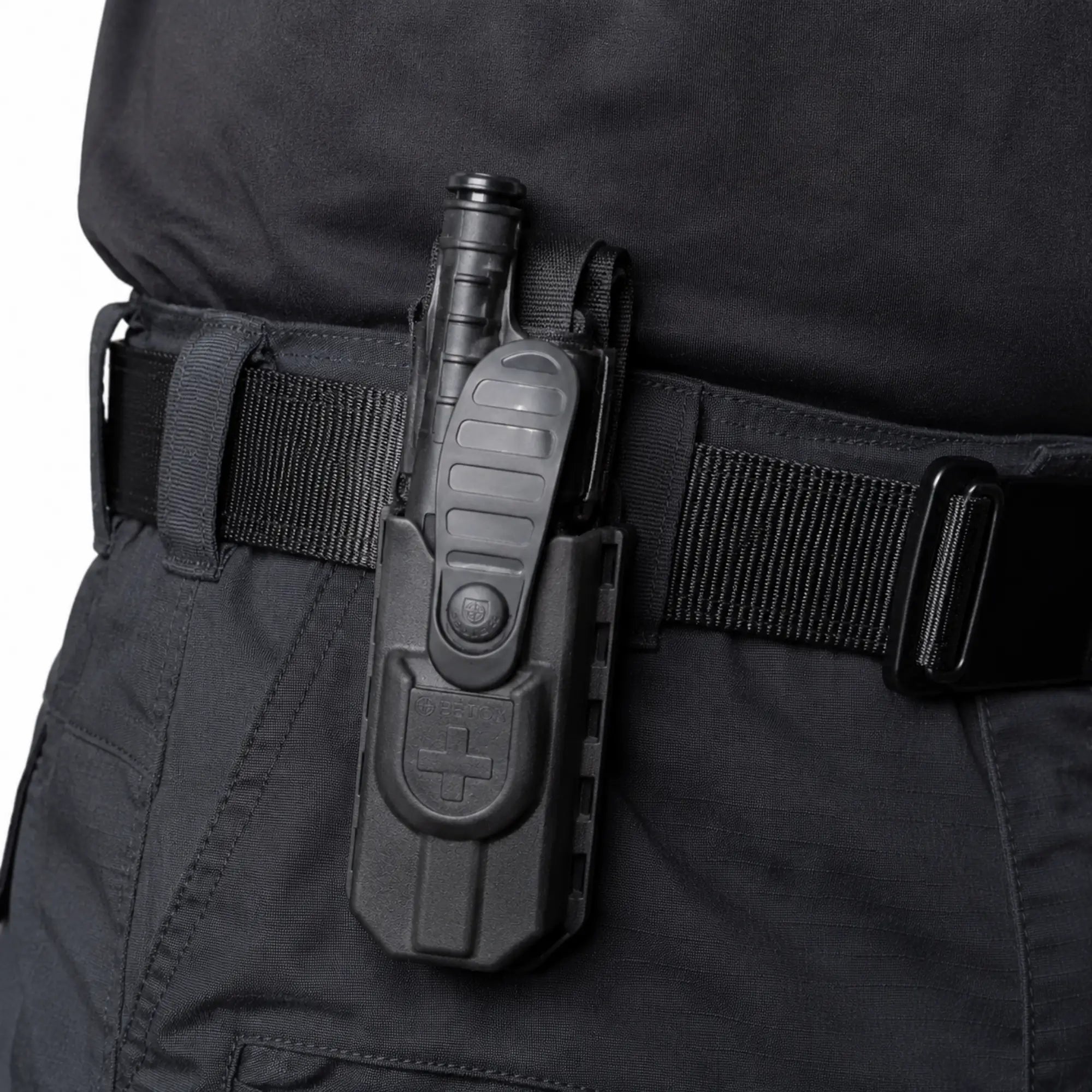 Belica porta torniquete passador preto em suporte no cinto, visão lateral do uniforme tático