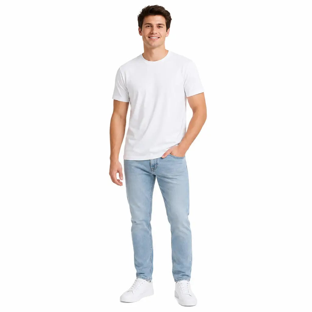 Jovem sorridente com Camiseta Algodão Branca Uniforme Marinha, jeans claro e tênis branco
