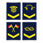 Quatro emblemas azuis escuros com bordado amarelo, grade 2x2, faixas amarelas na base