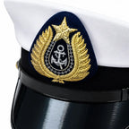 Boné branco com aba preta, emblema azul com âncora, folhas douradas e estrela