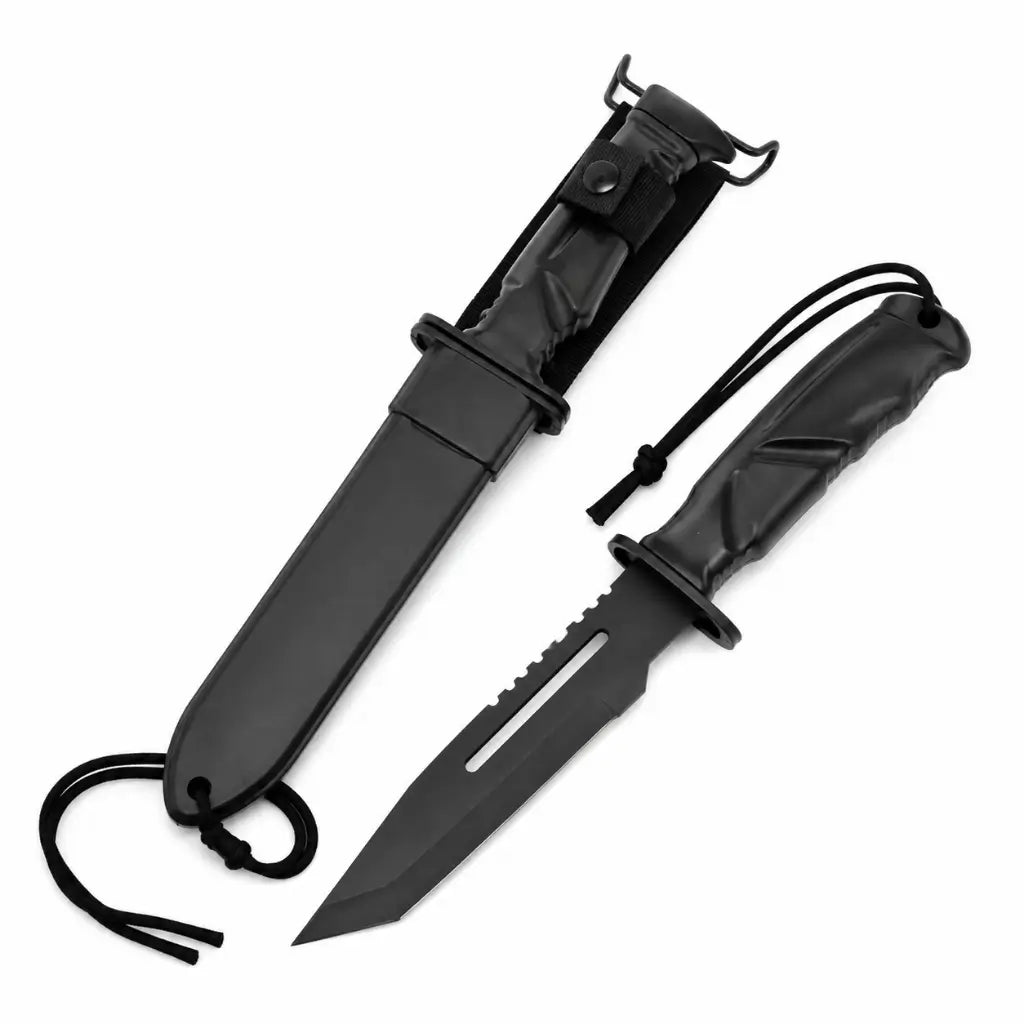 Belica Faca Tática Commander preta com lâmina triangular serrilhada e bainha longa preta