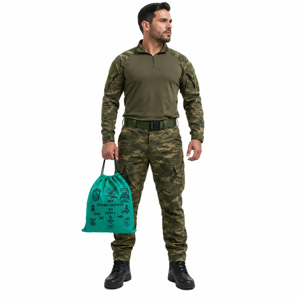 Soldado em uniforme militar segura saco verde com kit de sobrevivência.