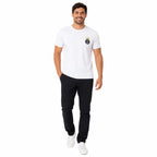 Homem sorridente usando Camisa Dryfit Branca Sublimada Marinha com emblema de âncora e coroa