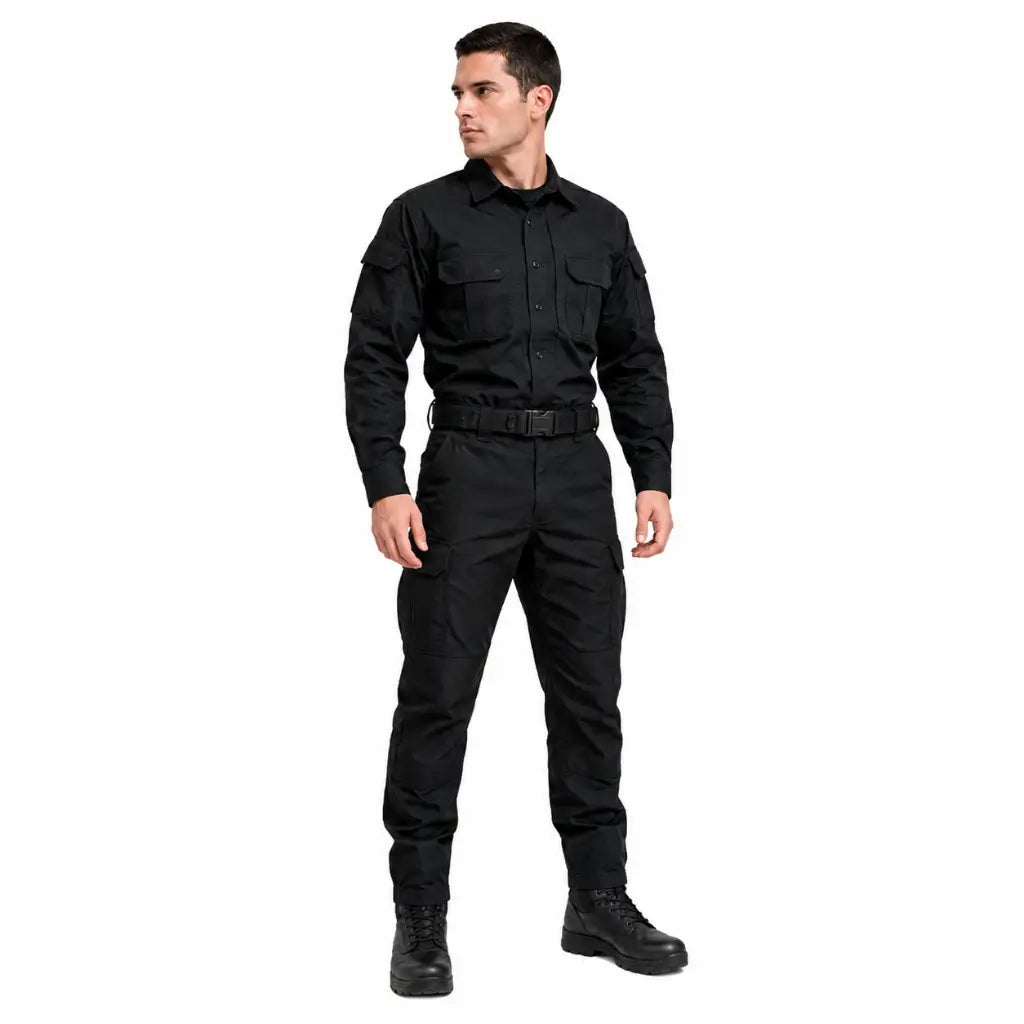 Homem com uniforme preto em fundo branco usando Cinto Tático Na Preto Liso