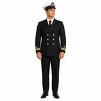 Homem em uniforme naval preto com chapéu branco e âncora