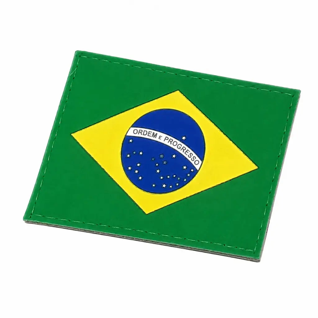 Adorno verde com bandeira brasileira; bordas costuradas, losango amarelo, círculo azul, estrelas