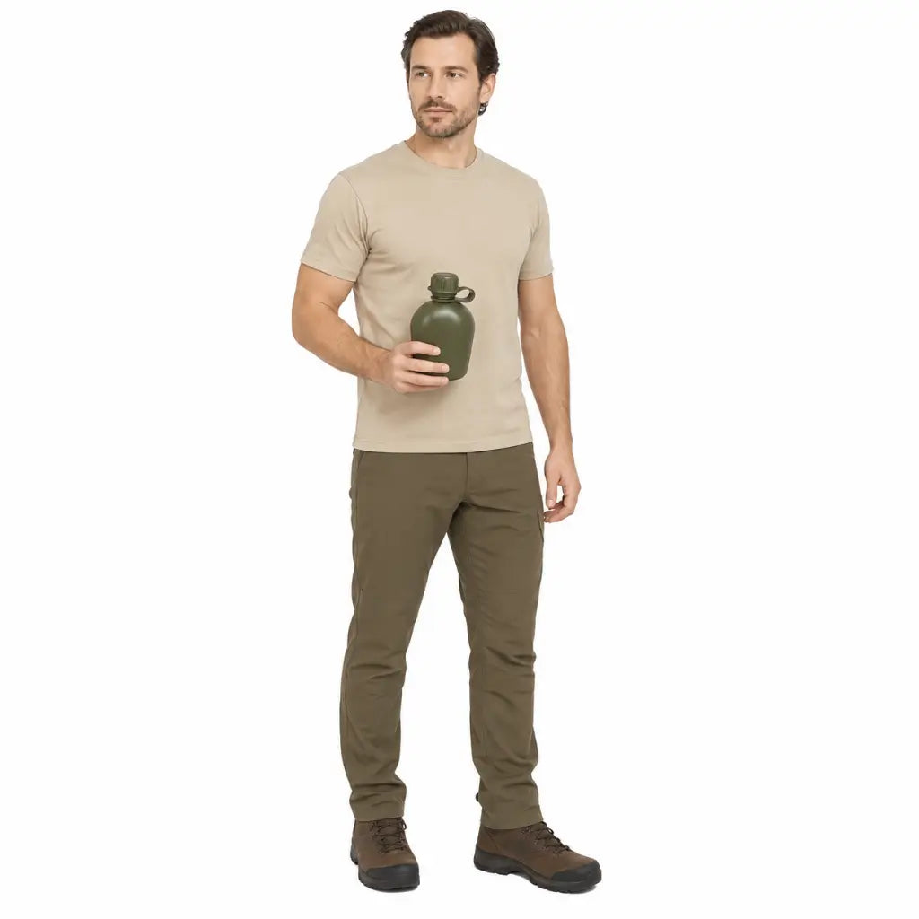 Homem em trilha com Cantil Militar Verde verde-escuro na mão em fundo branco