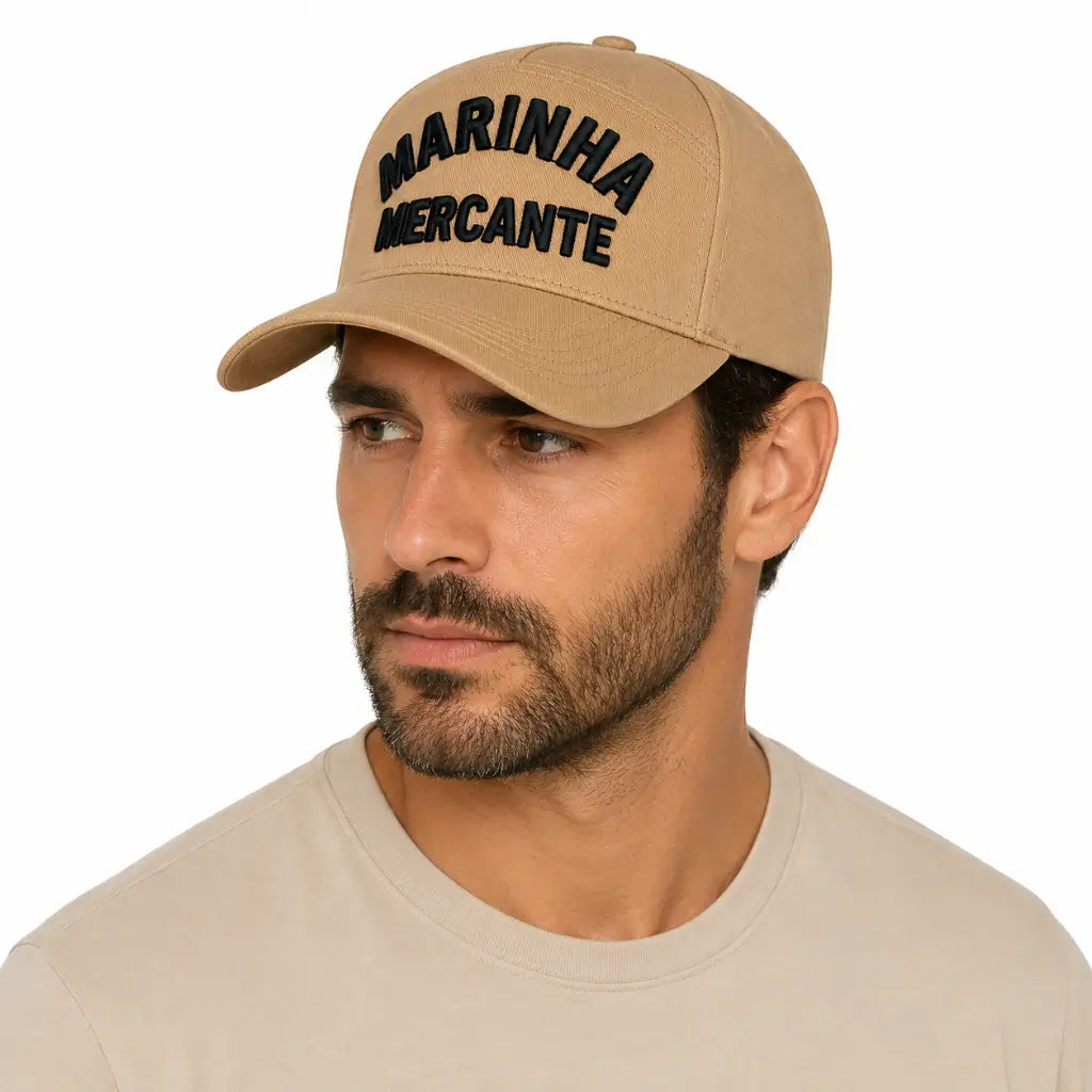 Homem usando boné bege Marinha Mercante com inscrição frontal em letras escuras