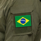 Emblema retangular de bandeira brasileira preso a velcro na manga do uniforme