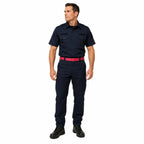 Homem em uniforme azul marinho usando Cinto Para Calça Vermelho vermelho de lado