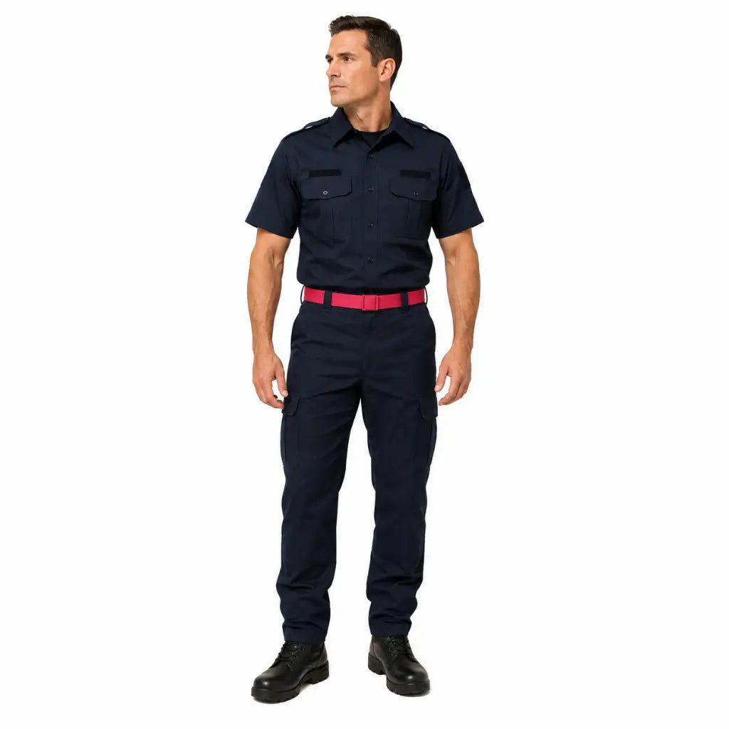 Homem em uniforme azul marinho usando Cinto Para Calça Vermelho vermelho de lado