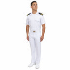 Homem em uniforme branco com ombreiras azul marinho e faixas amarelas