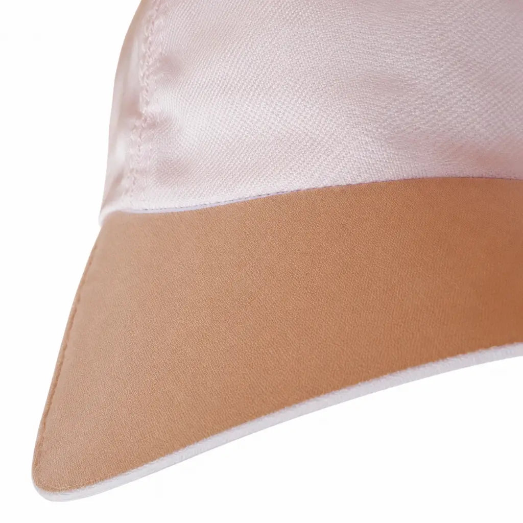 Boné Tactel da Marinha com corpo rosa claro acetinado, viseira marrom e contorno branco