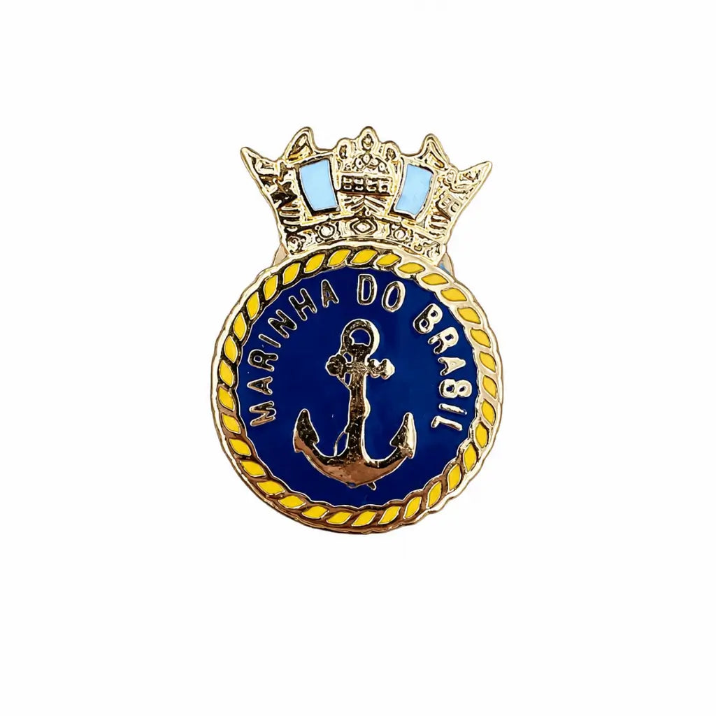 Broche circular azul com âncora central, coroa, corda amarela e MARINHA DO BRASIL