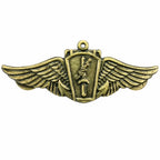 Distintivo bronze com escudo central, espada cruzada, asas detalhadas e âncora