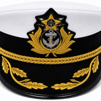Gorro branco com aba preta, emblema central com âncora, folhas e estrela