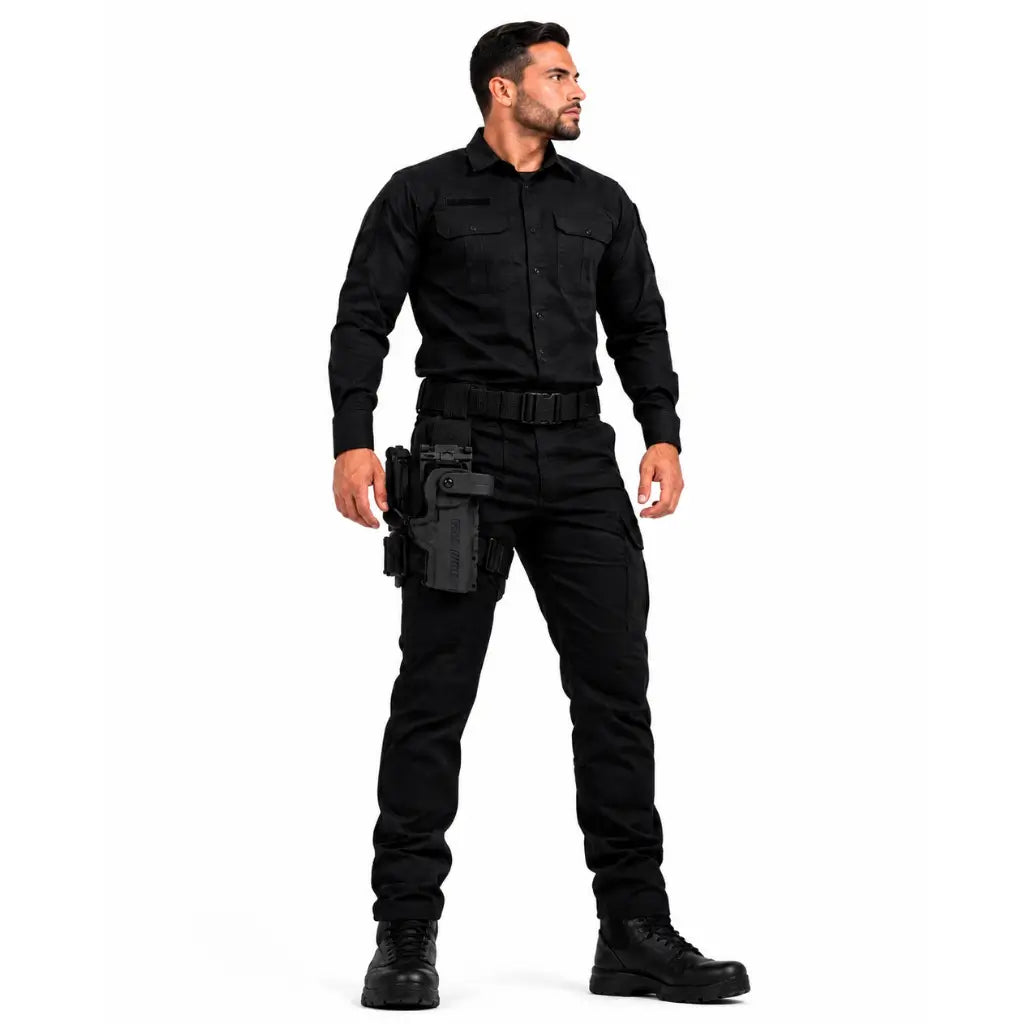 Homem de uniforme tático preto com Coldre Bélica Hammer Pro I Destro Preto no cinto